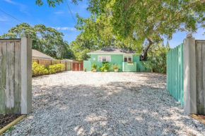Sarasota, FL Bungalow - Bright & Breezy Coastal Vibes - 10 mins to White Sand Beaches home